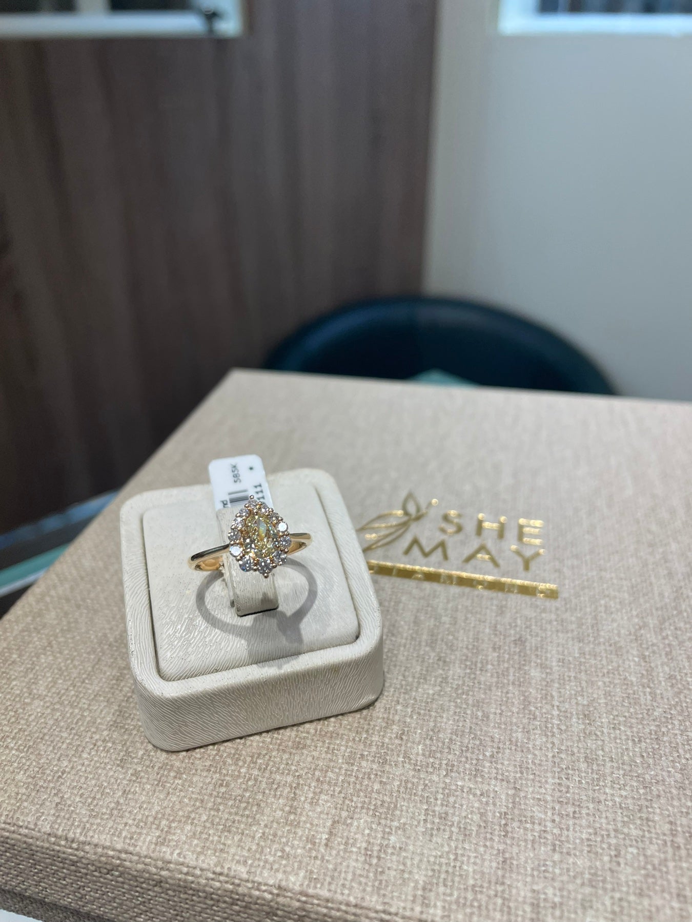 Дамски пръстен розово злато с жълт сапфир и диаманти 1,82